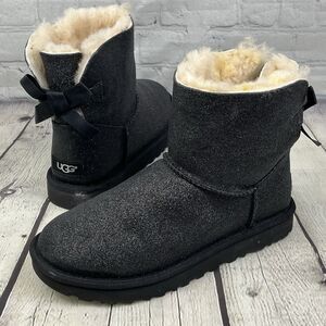 UGG Mini Bailey Bow Sparkle Boot Womens Size 7 Black Lamb Fur Lined Bow EUC